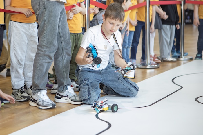 Line Follower Robot for Juniors competition in action